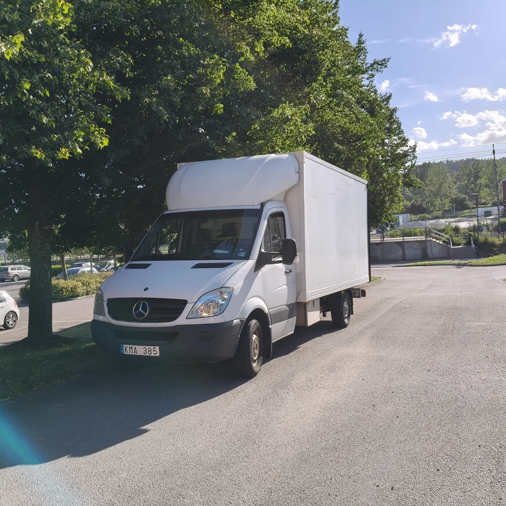 Västkustens Flyttexpress flyttbil parkerad på en gata i Göteborg